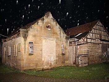 Die ehemalige Synagoge von Gleusdorf (links), die sich in Privatbesitz befindet, soll nach Meinung des Gemeinderates Untermerzbach erhalten werden. Als erster Schritt wird ein entsprechender Förderantrag gestellt.  Foto: Helmut Will