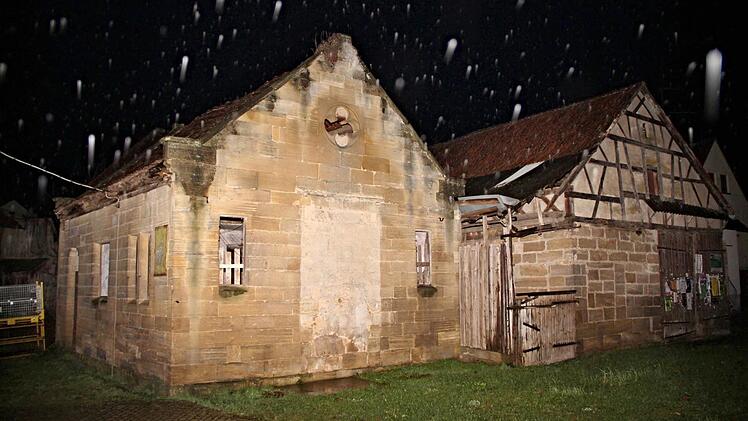 Die ehemalige Synagoge von Gleusdorf (links), die sich in Privatbesitz befindet, soll nach Meinung des Gemeinderates Untermerzbach erhalten werden. Als erster Schritt wird ein entsprechender Förderantrag gestellt.  Foto: Helmut Will
