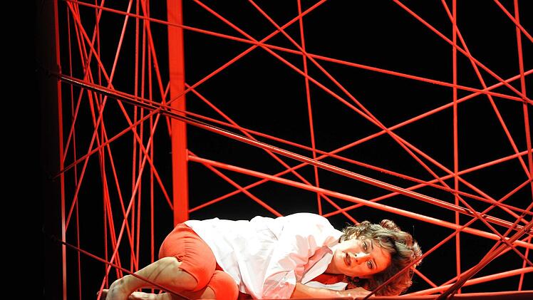 "La voix humaine": Szene aus der Monooper von Francis Poulenc mit Anna Gütter, die am Samstag Premiere am Landestheater Coburg feierte.Foto: Andrea Kremper