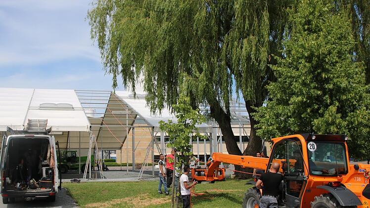 Die Aufbauarbeiten für den Bierstadel haben begonnen. Foto: Stephan Tiroch
