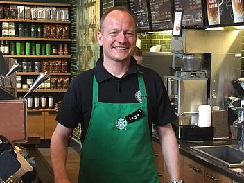 Auch ein Personaldirektor muss bei Starbucks zunächst mal Erfahrung in einen der Stores sammeln. So arbeitete Ingo Gugisch im vergangene Jahr zwei Wochen lang in München hinter der Bar. Foto: privat