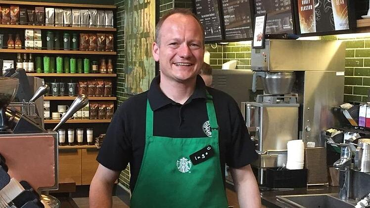 Auch ein Personaldirektor muss bei Starbucks zunächst mal Erfahrung in einen der Stores sammeln. So arbeitete Ingo Gugisch im vergangene Jahr zwei Wochen lang in München hinter der Bar. Foto: privat