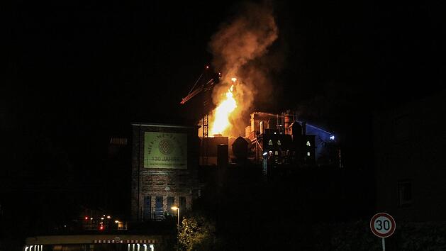 Die Malzfabrik Weyermann in Bamberg steht seit den fr&uuml;hen Morgenstunden in Flammen. Einsatzkr&auml;fte sind vor Ort. Foto: NEWS5/Merzbach