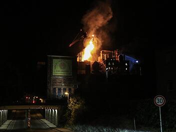 Die Malzfabrik Weyermann in Bamberg steht seit den frühen Morgenstunden in Flammen. Einsatzkräfte sind vor Ort. Foto: NEWS5/Merzbach