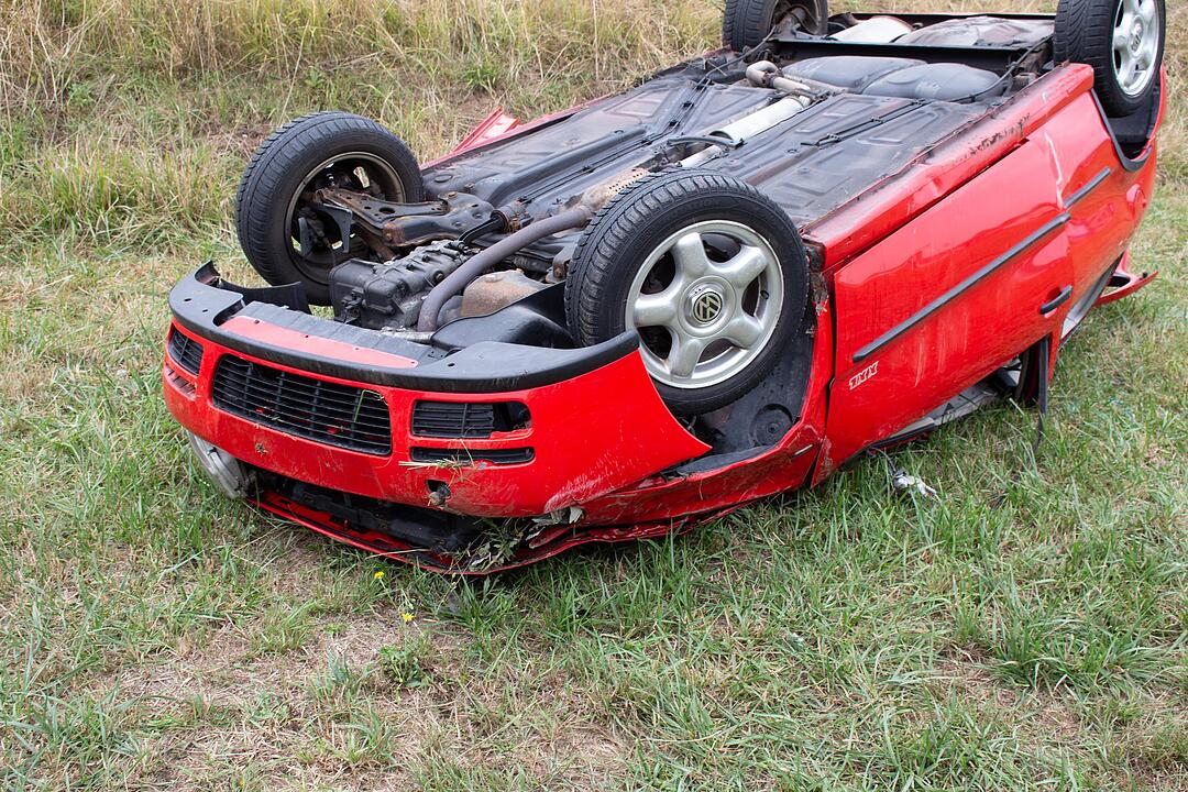 Bei Herzogenaurach: Auto überschlägt sich - Fahrer muss befreit werden