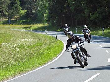 Im Wechselspiel der Kräfte auf dem Motorrad durch Franken - für eine große Gemeinde von Bikern definiert sich so Genuss. Foto: CT-Archiv