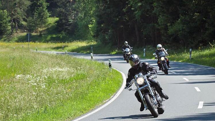 Im Wechselspiel der Kräfte auf dem Motorrad durch Franken - für eine große Gemeinde von Bikern definiert sich so Genuss. Foto: CT-Archiv