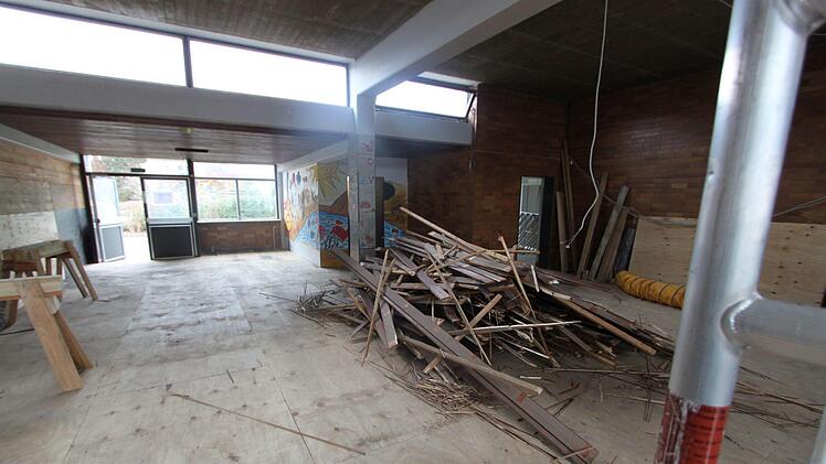 Die begonnene Sanierung der Turn- und Pausenhalle in Buckenhofen wird insgesamt 3,3 Millionen Euro brutto kosten. Foto: Ronald Heck