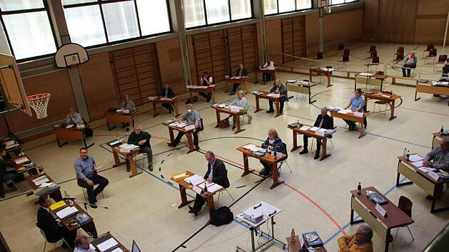 Wegen Corona fand die Sitzung in der Mainleuser Turnhalle statt: Der Gemeinderat stimmte über 26 Millionen Euro neue Schulden ab. Foto: Jürgen Gärtner