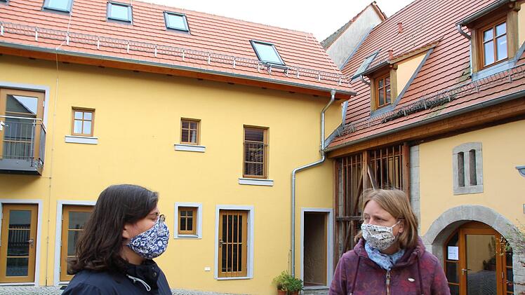 Barbara Gröschel (links) und Tina Sickmüller vor ihren leeren Unterkünften.  Foto: Andreas Dorsch