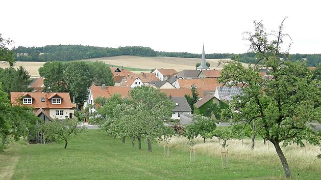 Blick auf Theinfeld: Die alte Schule und die Kirche zählen zu den größeren Investitionen im Vermögenshaushalt.