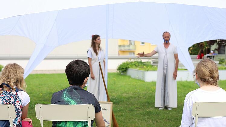 Nürnberg: Kindertheater Pfütze mit Parcours zum Thema Menstruation