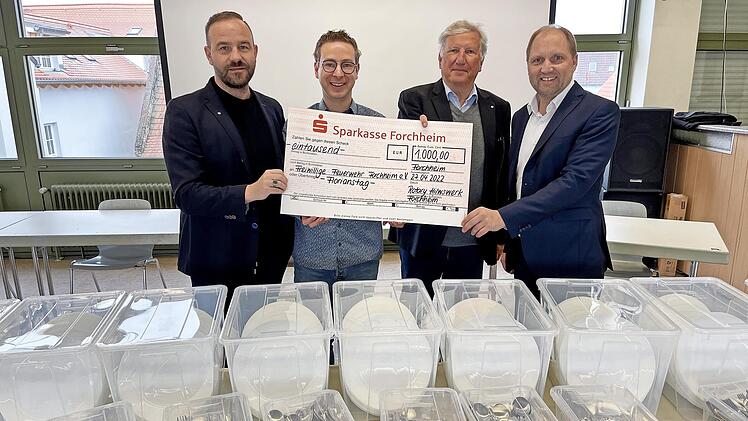 Bei der Spenden&uuml;bergabe (v.&nbsp;l.): stellvertretender Vorsitzender Rotary-Hilfswerk Maximilian Streit, Feuerwehrvorsitzender Josua Flierl, Pr&auml;sident Rotary-Club Forchheim Engelbert Heimerl, Vorsitzender Rotary-Hilfswerk Forchheim Ulrich Sch&uuml;rr