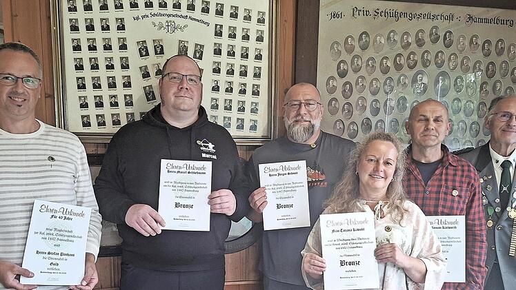 Ehrungen bei den Sch&uuml;tzen: (von links) Stefan Panhans, Marcel Schlie&szlig;mann, J&uuml;rgen Schmitt, Tatjana Kawohl, Roman Karwoth, Heinz Fr&ouml;tschner
