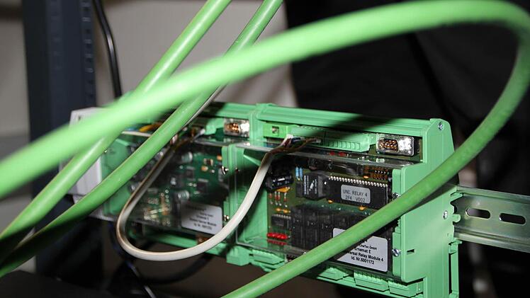 Neue Technik: Kabel verbinden den Server mit dem Projektor. Foto: Ulrike Müller