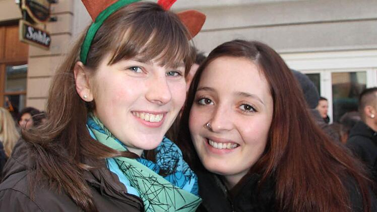 Victoria Küfner (21) hat sich ein Elchgeweih aufgesetzt - sie hat Laura D'Angelo getroffen. Für Victoria ist der Besuch des Weihnachtsfrühschoppens eine Seltenheit, denn ihre Mutter ist aus Schottland - und meistens wurde auch in Schottland gefeiert.