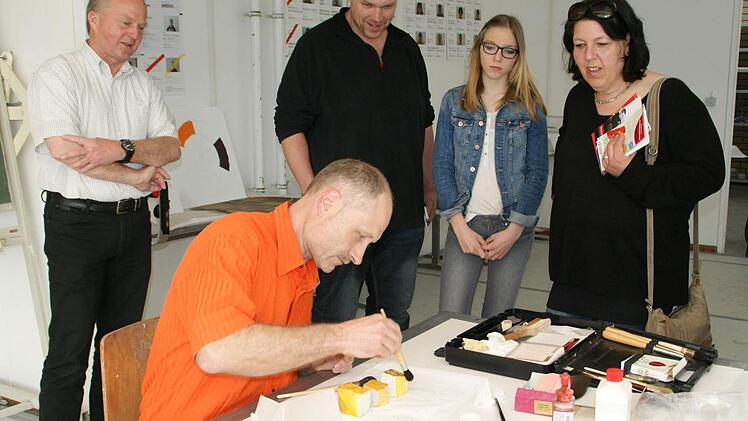 Innungsobermeister Michael Ott zeigte interessierten Besuchern der Ausbildungsmesse höchstpersönlich auch die Feinheiten des Malerhandwerks, wie hier den Umgang mit Blattgold.