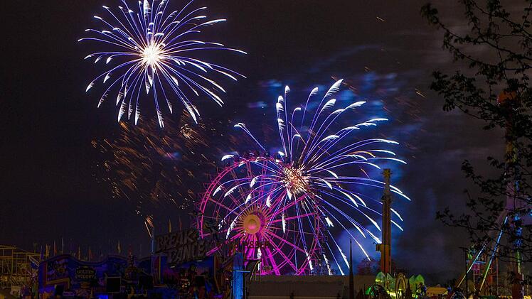 Blaues Feuerwerk auf dem Volksfestplatz mit Blick auf das Riesenrad. Ach dieses Jahr zog die Veranstaltung Blaue Nacht viele Besucher an. Auf dem Volksfest gab es blau angeleuchtete Fahrgeschäfte sowie ein blaues Feuerwerk. Foto: News5 / Grundmann