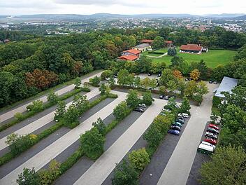 Der heutige Parkplatz der Hochschule, aufgenommen in den Semesterferien. Die neue Zufahrt würde durch den Wald rechts im Bild führen.
