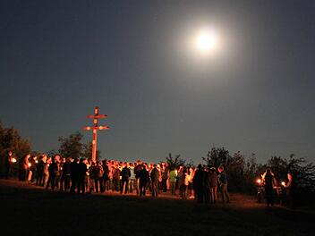 Auch der Mondscheinspaziergang der Staffelsteiner Kurseelsorge führte an diesem Abend auf den Staffelberg. Foto: Matthias Einwag