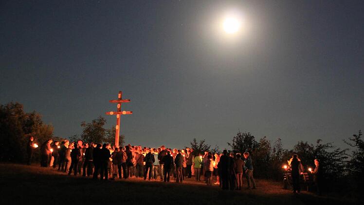 Auch der Mondscheinspaziergang der Staffelsteiner Kurseelsorge führte an diesem Abend auf den Staffelberg. Foto: Matthias Einwag