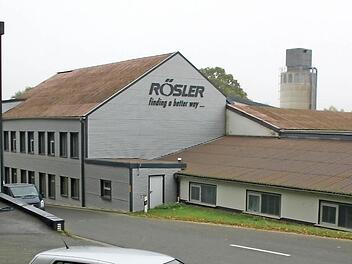 In Hausen darf die Firma Rösler einen Neubau zur Kunststoffteilfertigung errichten. Die Fertigungshallen entstehen auf dem bestehenden Firmengelände, rechts im Bild. Der Stadtrat gab dafür grünes Licht und genehmigte den Teilabbruch bestehender Gebäude. Fotos: Matthias Einwag