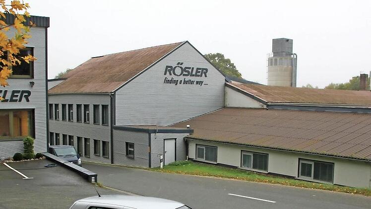 In Hausen darf die Firma Rösler einen Neubau zur Kunststoffteilfertigung errichten. Die Fertigungshallen entstehen auf dem bestehenden Firmengelände, rechts im Bild. Der Stadtrat gab dafür grünes Licht und genehmigte den Teilabbruch bestehender Gebäude. Fotos: Matthias Einwag