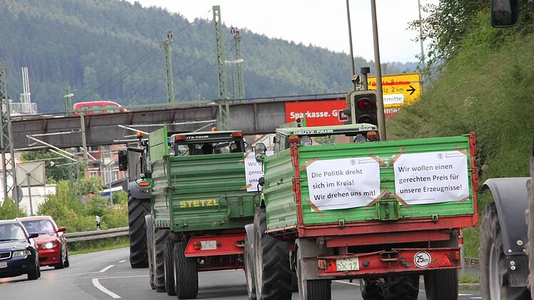 Vom Schützenplatz aus fuhren die Landwirte Richtung Kreisverkehr bei der Südbrücke. Foto: Andreas Schmitt