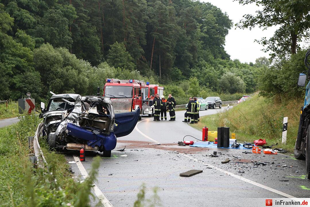 Smart schleudert in entgegenkommenden Lkw - Autofahrer stirbt am Unfallort