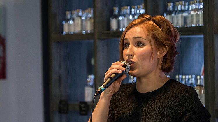 Laura Mann (Gesang) und die Gitarrist Florian Berndt gestatteten eine eindringliche Hommage an Ella Fitzgerald.Foto: Jochen Berger