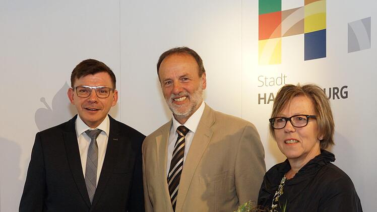 Foto zum Abschied aus dem Arbeitsalltag: Bürgermeister Armin Warmuth sowie Franz Merz mit seiner Frau Theresia. Foto: Arkadius Guzy