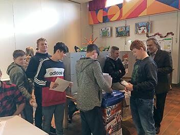 Die Sch&uuml;ler bei der Stimmabgabe  Foto: pr