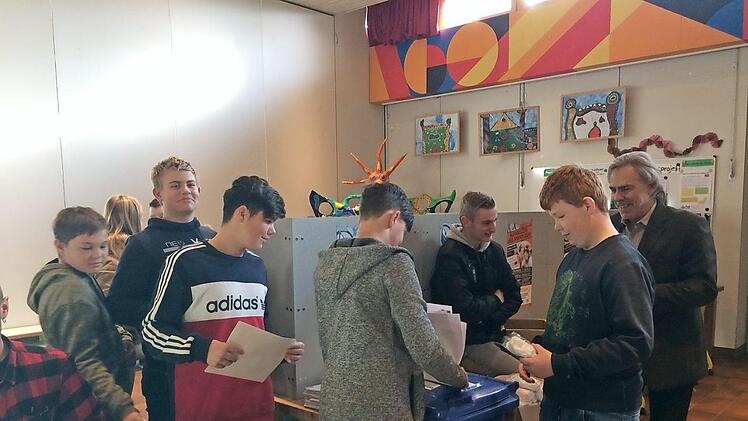 Die Sch&uuml;ler bei der Stimmabgabe  Foto: pr