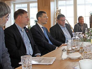 Der parlamentarische Staatssekretär beim Bundesminister für Wirtschaft und Energie, Christian Hirte (Dritter von links), sprach mit Vertretern von HWK und heimischen Handwerksbetrieben.  Foto: Gerda Völk