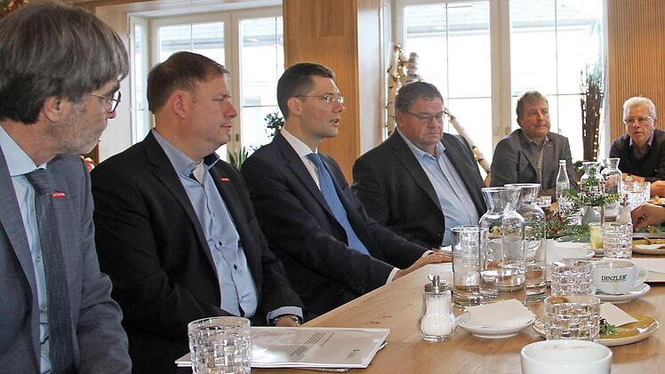 Der parlamentarische Staatssekretär beim Bundesminister für Wirtschaft und Energie, Christian Hirte (Dritter von links), sprach mit Vertretern von HWK und heimischen Handwerksbetrieben.  Foto: Gerda Völk