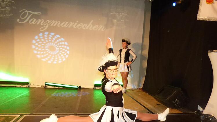 Die  Tanzmariechen des Narrenkübels Foto: Thomas Weichert