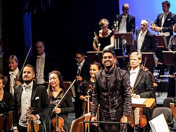 Wer soll Coburgs neuer GMD wwerden? Mitte Oktober stellte sich Harsih Shankar als Konzertdirigent im Landestheater vor.Foto: Jochen Berger