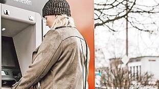 Buddy passt auf, dass von hinten niemand kommt und gibt Maria Hohenhausen damit Sicherheit.