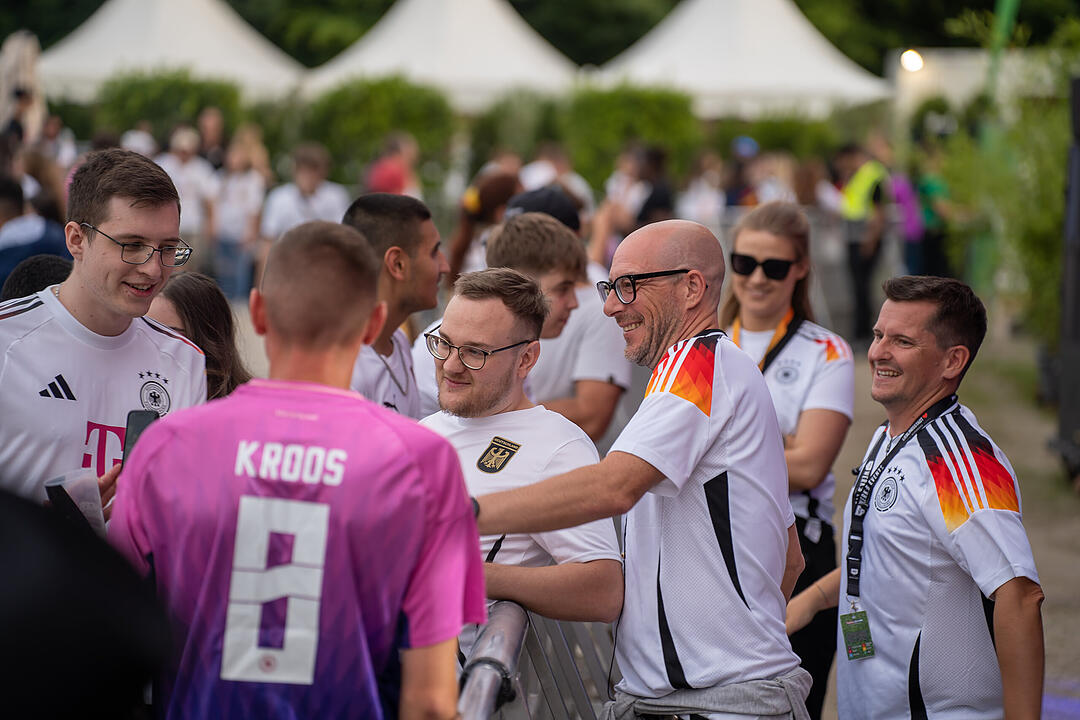 Fans schauen das EM-Viertelfinale zwischen Duetschland und Spanien in Nürnberg