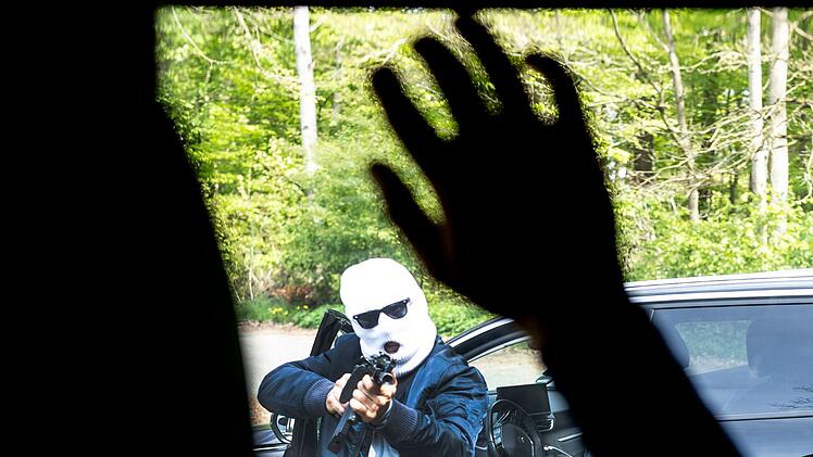 Beim &Uuml;berfall auf den Geldtransporter gehen die T&auml;ter sehr brutal vor.