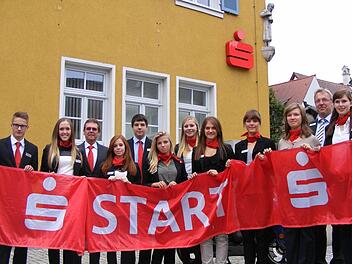 Vorstandvorsitzender Herbert Fiederling (Dritter von links) und Personalleiter Klaus Schumann (Zweiter von rechts) hießen zehn junge Leute zum Start des neuen Ausbildungsjahres in der Kreissparkasse Höchstadt willkommen. Foto: Mona Lisa Eigenfeld