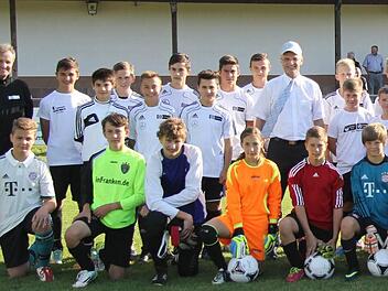 Landrat Wilhelm Schneider inmitten der Talente, die am DFB-Stützpunkt Haßberge beim TSV Limbach vom Trainerteam um Michael Kotterba gefördert werden. DFB-Stützpunkt Haßberge. Foto: DFB-Stützpunkt Haßberge