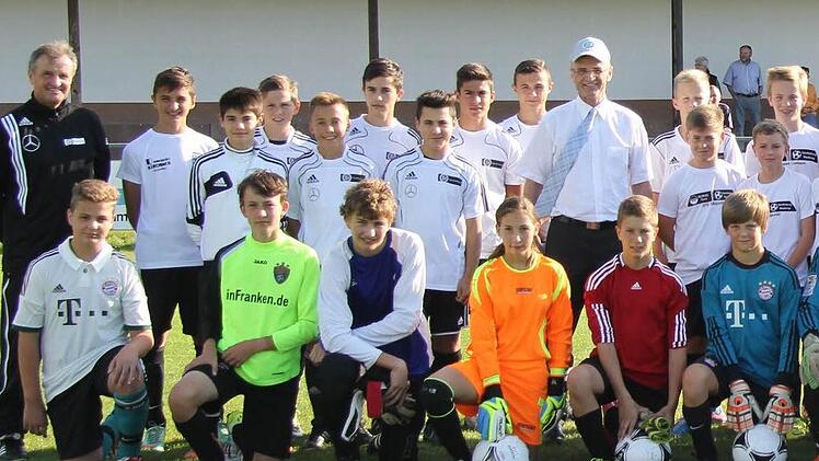 Landrat Wilhelm Schneider inmitten der Talente, die am DFB-Stützpunkt Haßberge beim TSV Limbach vom Trainerteam um Michael Kotterba gefördert werden. DFB-Stützpunkt Haßberge. Foto: DFB-Stützpunkt Haßberge