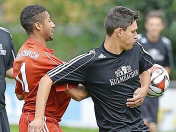 Das, was Patrick Schneider (rotes Trikot) und der TSV Aschbach auf den Platz brachten, ging für die Gäste aus Mühlhausen manchmal zu schnell. Fotos: Picturedreams
