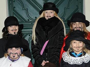 Das sind die Hätscherklooßen. Sie ziehen am 30. November in Königsberg von Haus zu Haus.  Foto: Gerold Snater