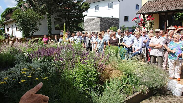 Die offizielle Eröffnung fand im Vorgarten von Peter Janson statt. Foto: Michael Stelzner