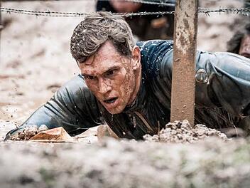 Stefan Neudecker kroch beim Tough-Mudder unter anderem unter Stacheldraht hindurch.  Foto: privat