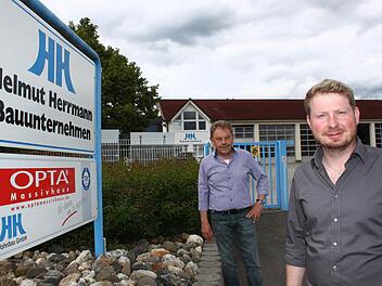 Der neue und der alte Chef: Axel Pieper (vorne) hat das Bauunternehmen Helmut Herrmann vom namensgebenden Firmengründer (im Hintergrund) übernommen. Foto: Jürgen Gärtner