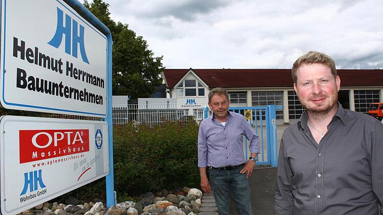 Der neue und der alte Chef: Axel Pieper (vorne) hat das Bauunternehmen Helmut Herrmann vom namensgebenden Firmengründer (im Hintergrund) übernommen. Foto: Jürgen Gärtner