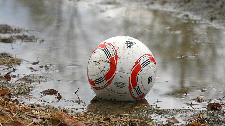 Die andauernden Regenfälle machen viele Fußballplätze in Oberfranken unbespielbar. Deshalb hat der BFV-Bezirk alle Partien abgesagt. Foto: Archiv